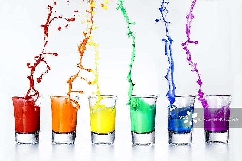 西班牙：试管中彩色化学物质特写图片素材