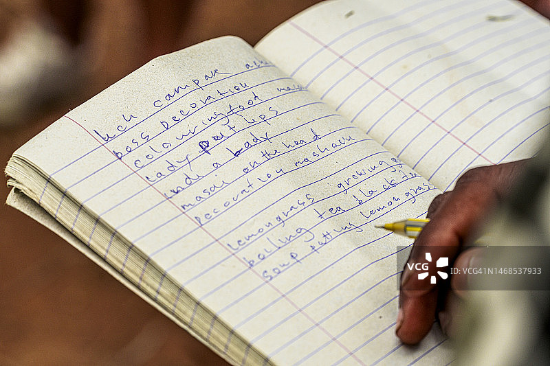 在练习本上写作的学生，非洲图片素材