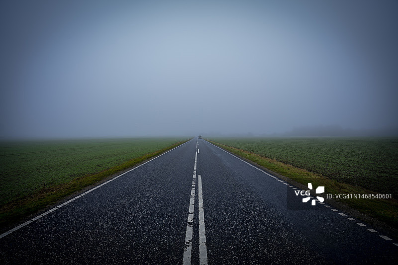 兰德斯雾中的空旷道路，丹麦图片素材