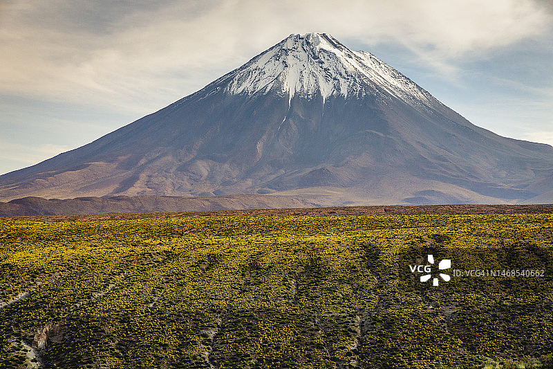 阿塔卡马沙漠日落时分的利坎卡武尔火山和壮丽的火山景观图片素材