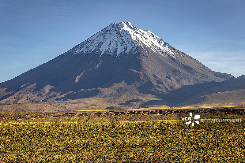 阿塔卡马沙漠日落时分的利坎卡武尔火山和壮丽的火山景观图片素材
