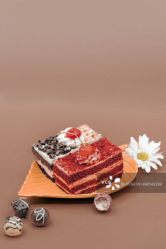 桌子上的蛋糕特写图片素材