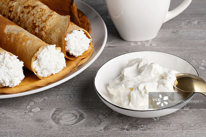 健康传统早餐：酸奶油薄煎饼配农家奶酪，俄罗斯斯塔夫罗波尔边疆区图片素材