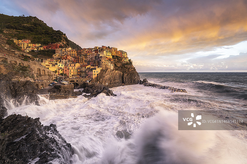 日落时分意大利拉斯佩齐亚马纳罗拉的壮丽海景图片素材