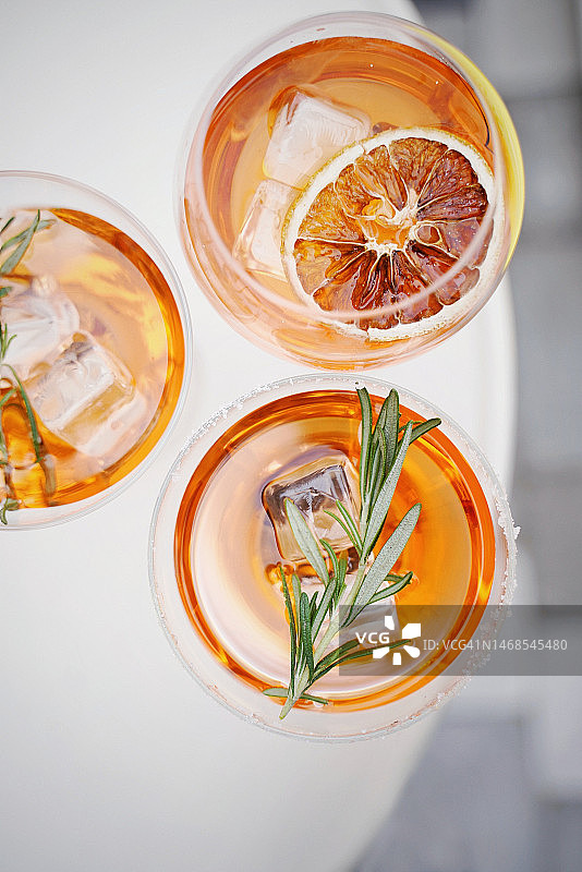 桌子上玻璃杯饮料的俯视图，印度尼西亚图片素材