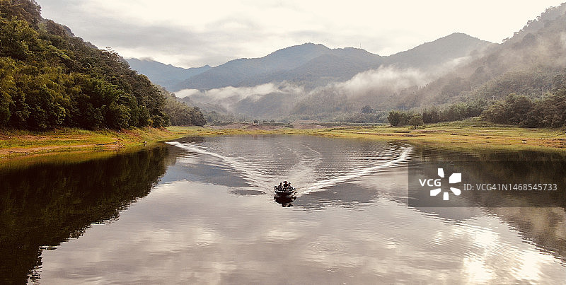 中国新罗区湖泊和山脉的风景图片素材