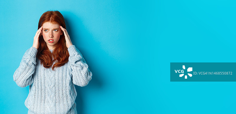 红发女大学生正在思考图片素材