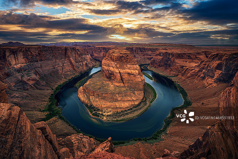 马蹄湾和科罗拉多河的日落美景图片素材