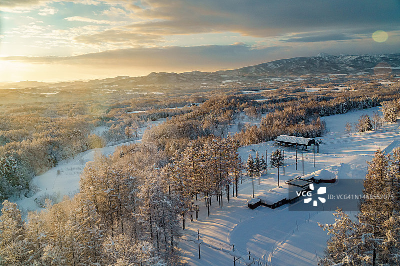 日本北海道二世古雪村的金色日出图片素材