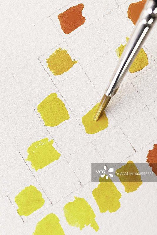 俯视角度拍摄的纸上的画笔图片素材