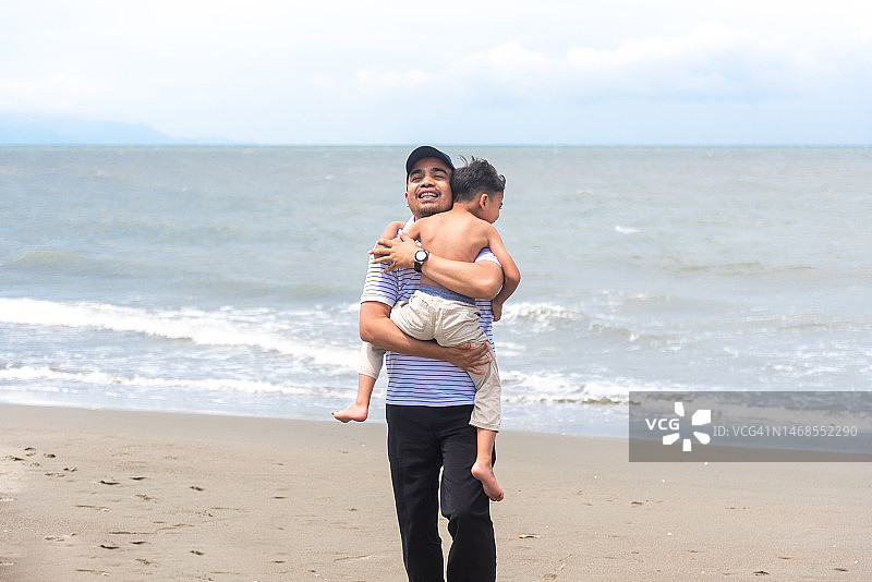 父亲拥抱儿子图片素材