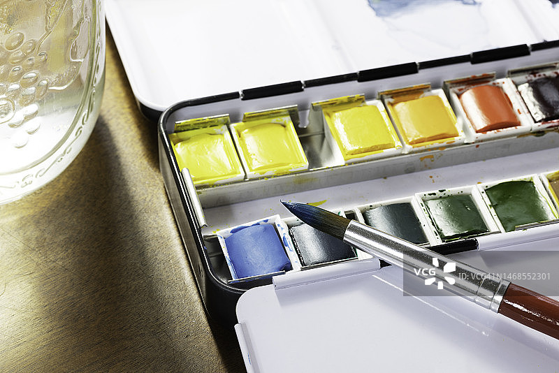 桌子上容器中的水彩颜料高角度视图图片素材