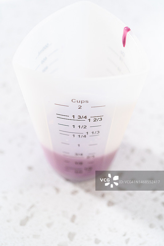 桌子上玻璃容器中的牛奶特写图片素材