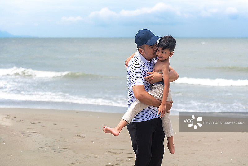 父亲拥抱儿子图片素材
