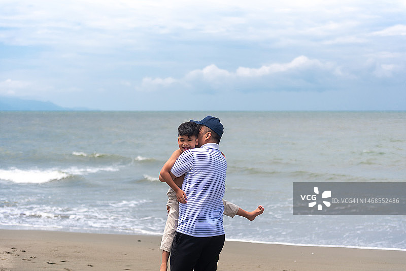 父亲拥抱儿子图片素材