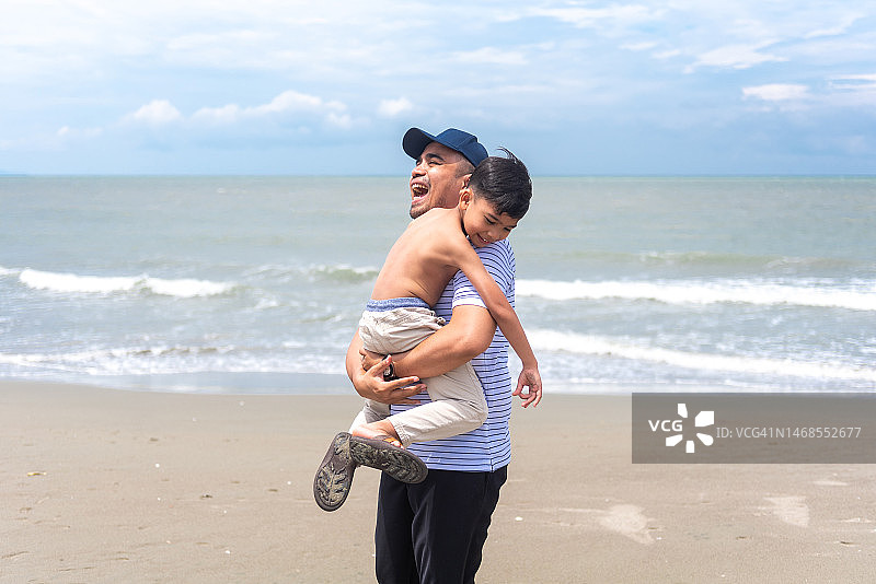 父亲拥抱儿子图片素材