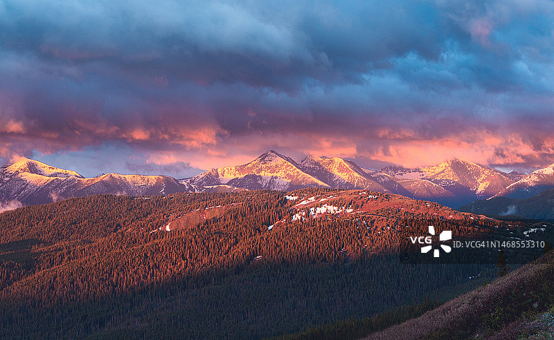 美国蒙大拿州海伦娜日落时分雪山美景图片素材