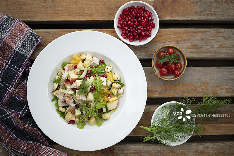 印度北阿坎德邦代赫拉顿的餐桌沙拉碗俯视图图片素材