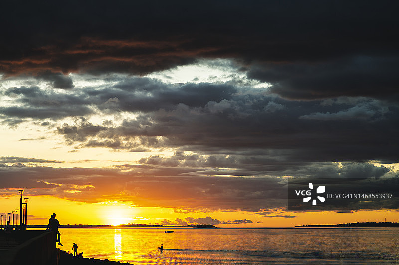 阿根廷米西奥内斯省波萨达斯日落时分的壮丽海景图片素材