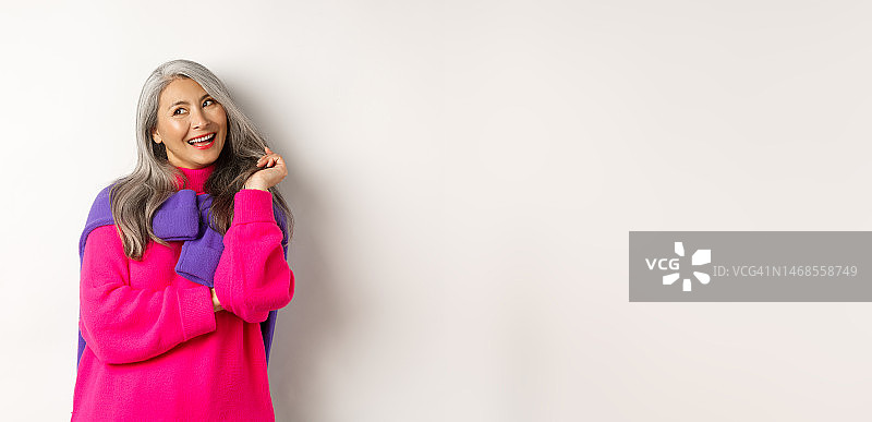 情人节概念美丽的亚洲老年妇女在笑图片素材