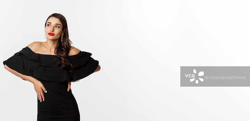 时尚美容：身穿黑色连衣裙的现代时尚女性，化妆图片素材