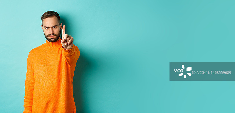 皱眉摇头表示禁止的严肃络腮胡男子图片素材