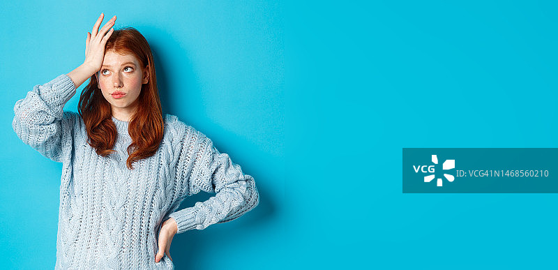 恼火又疲惫的红发少女，翻白眼，捂脸叹息图片素材