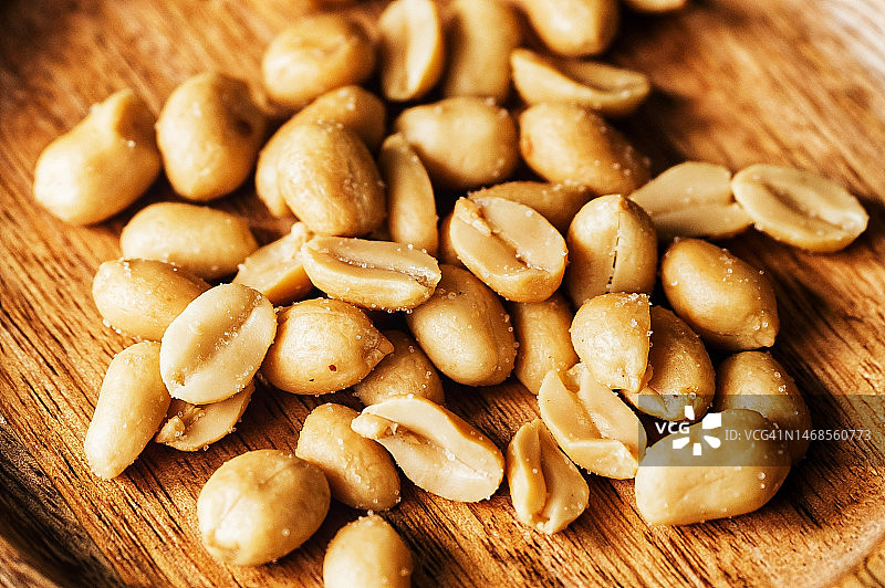 棕色砧板上的盐焗洋葱花生，印度尼西亚图片素材