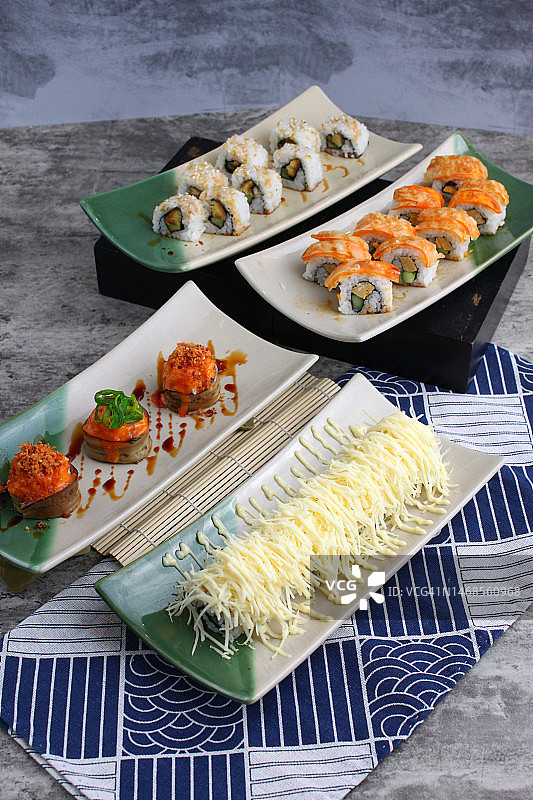 印尼餐桌上的美食（高角度）图片素材