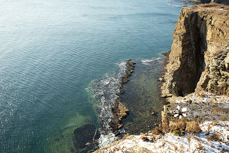 俄罗斯滨海边疆区符拉迪沃斯托克海滩岩石高角度景观图片素材