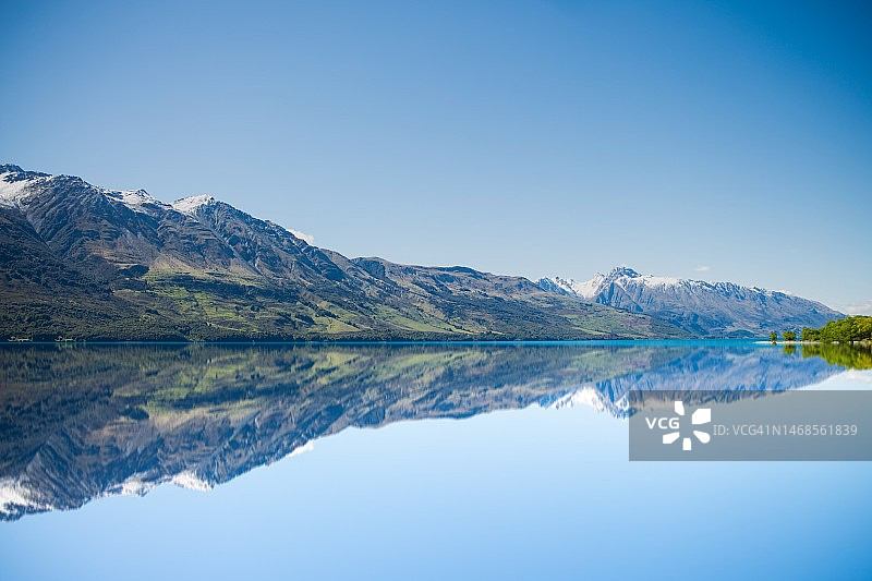 印度尼西亚的湖泊和山脉的风景图片素材