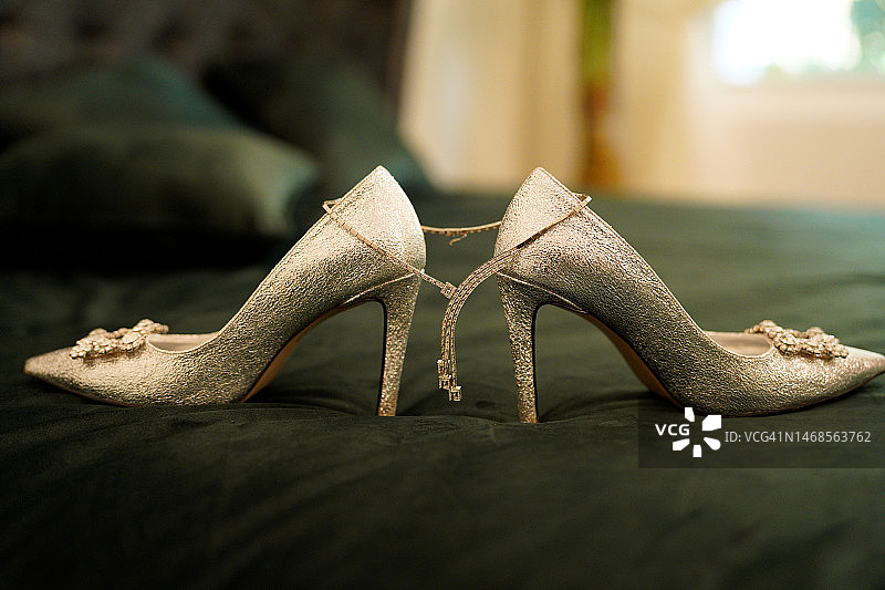 伊朗家中床上的高跟鞋（特写）图片素材