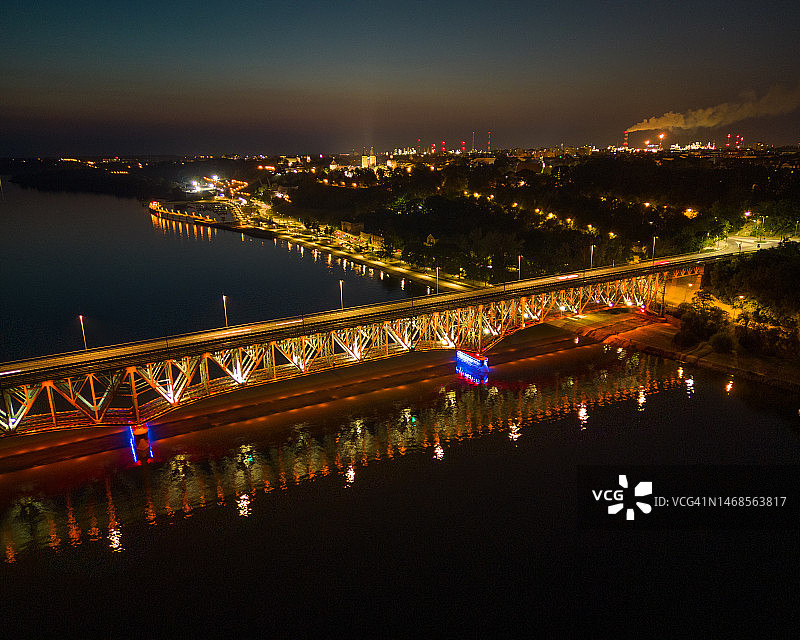 波兰毕苏茨基元帅军团大桥夜景图片素材