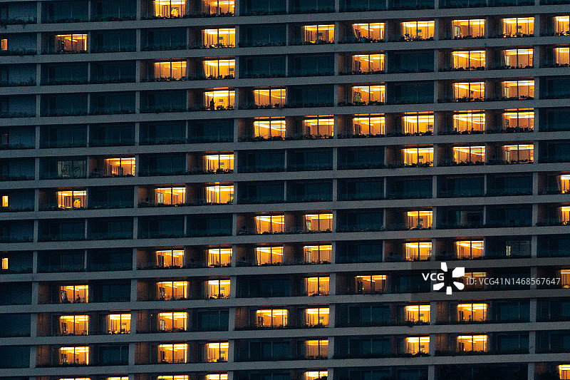 暮光中的灯光建筑图片素材