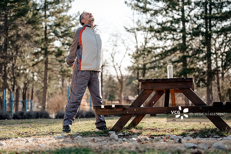 在城市公园为运动训练做准备的活跃中年运动员图片素材
