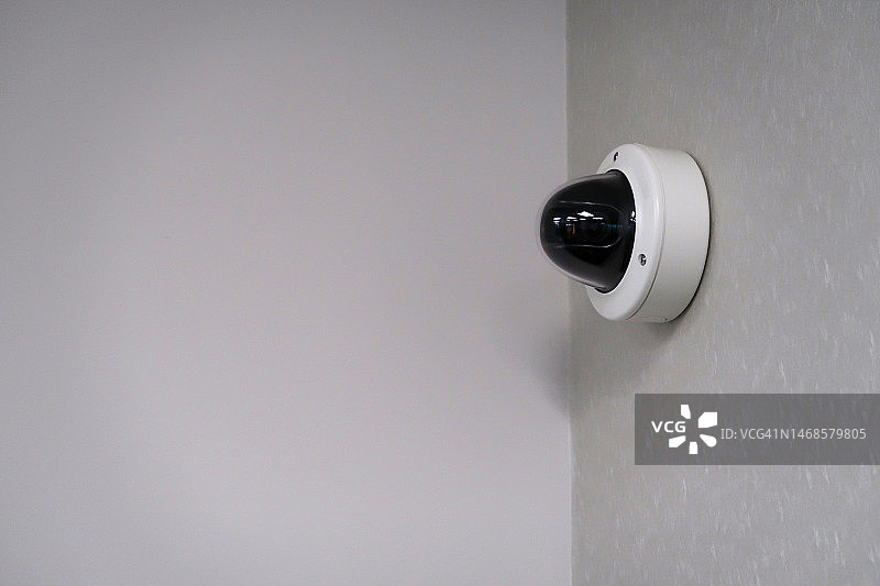 安装在白色墙壁上的安防摄像头图片素材