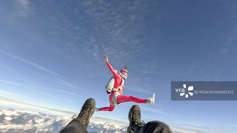 跳伞者表演特技的视角图片素材