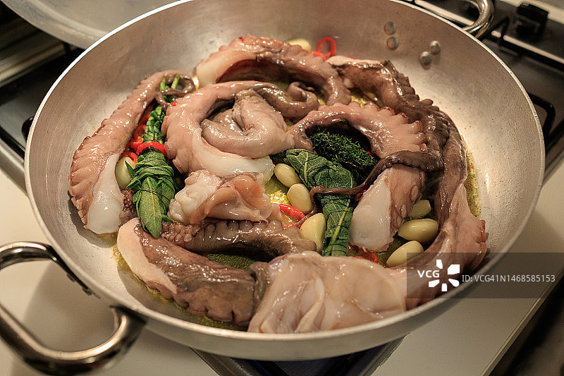 在煎锅中烹饪海鲜图片素材