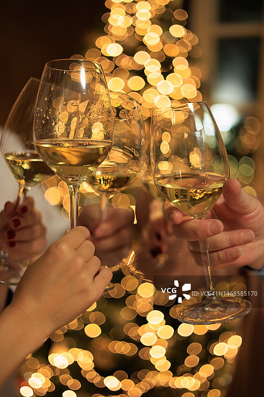 白葡萄酒祝酒图片素材