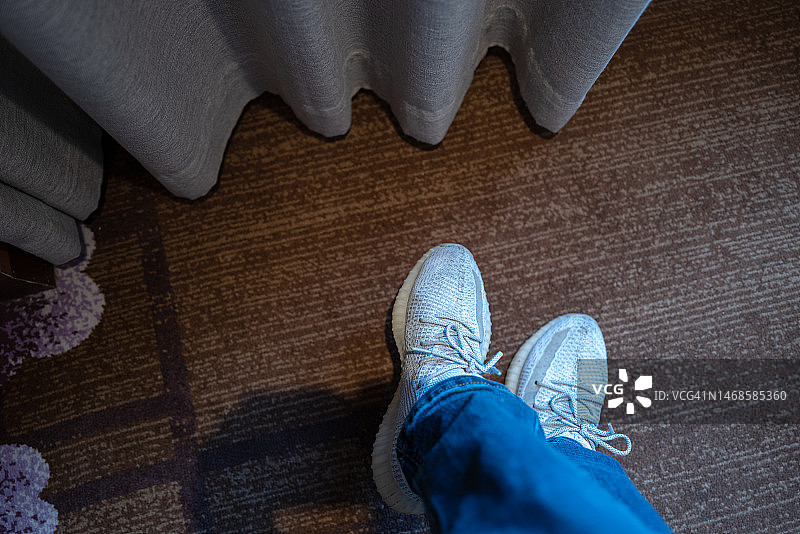 向下看看你的鞋子图片素材