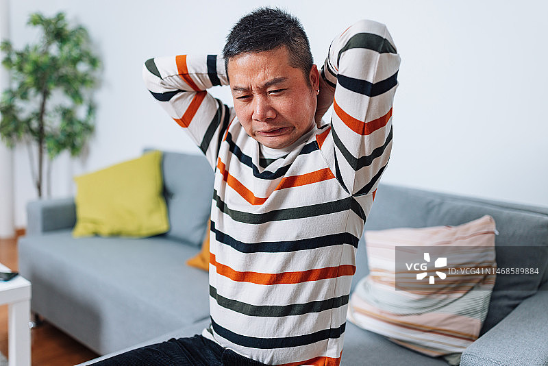 背痛不是年龄的正常现象图片素材