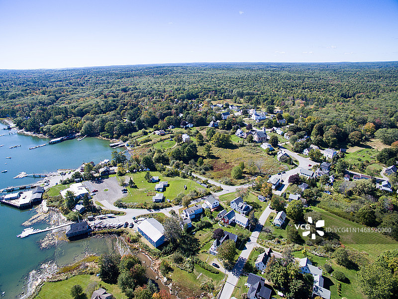 缅因州布里斯托尔圆塘村庄的鸟瞰图图片素材