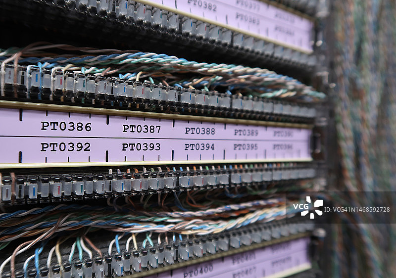 带标签且由多条电线连接的通信设备图片素材