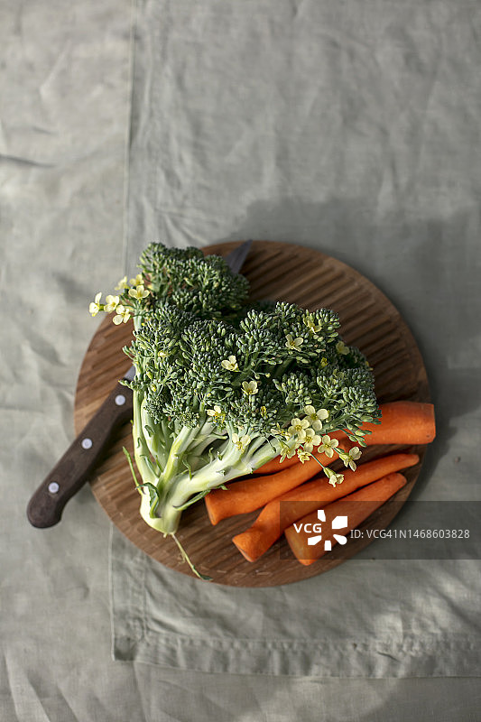 有机西兰花和去皮胡萝卜图片素材