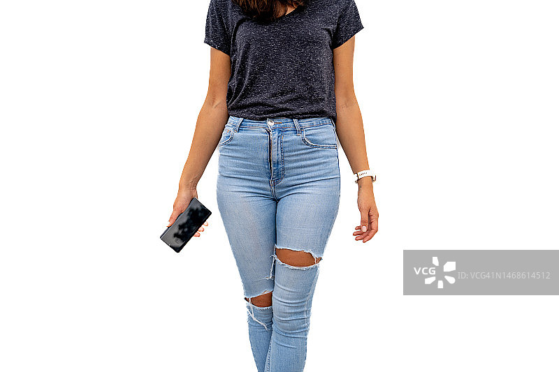 在白色背景上手持智能手机的女人图片素材