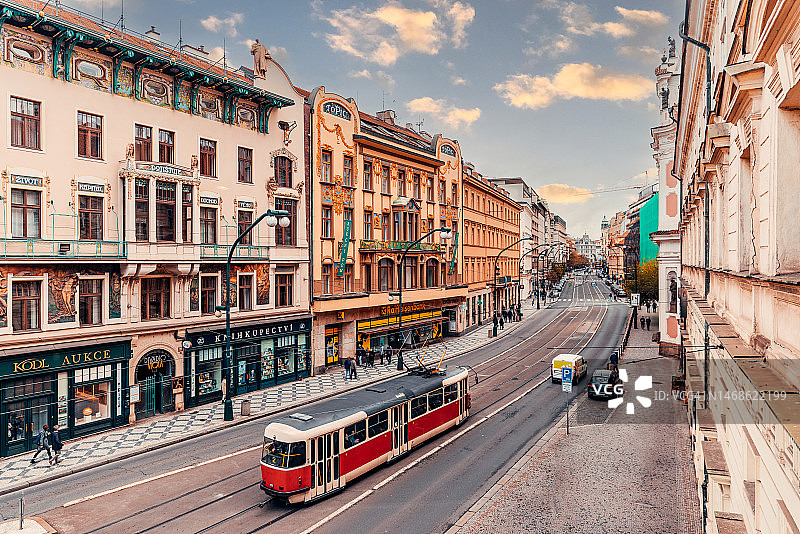捷克共和国布拉格：有轨电车和新艺术建筑的街景俯视图片素材