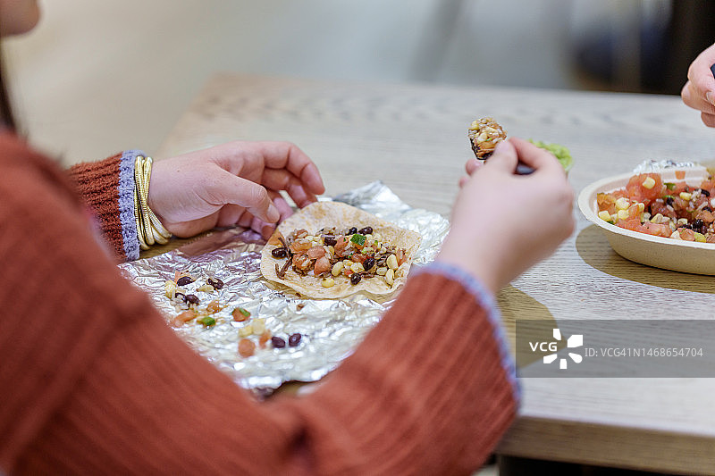 享用墨西哥外卖午餐的女人图片素材
