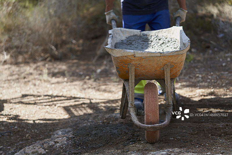 老旧的泥土手推车图片素材