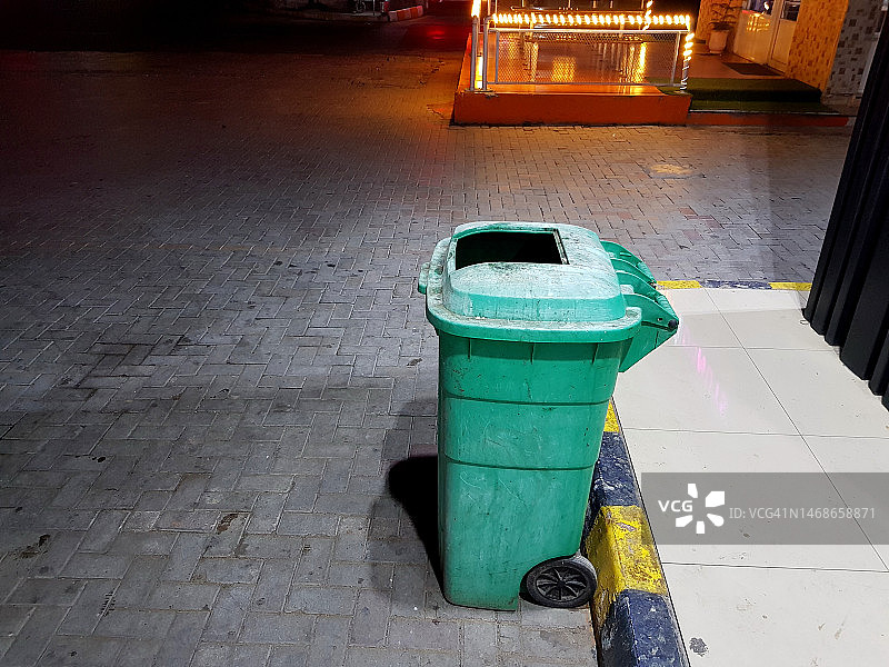 带轮工业绿色垃圾箱图片素材