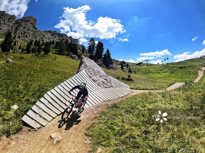 多洛米蒂山脉的下坡自行车道图片素材
